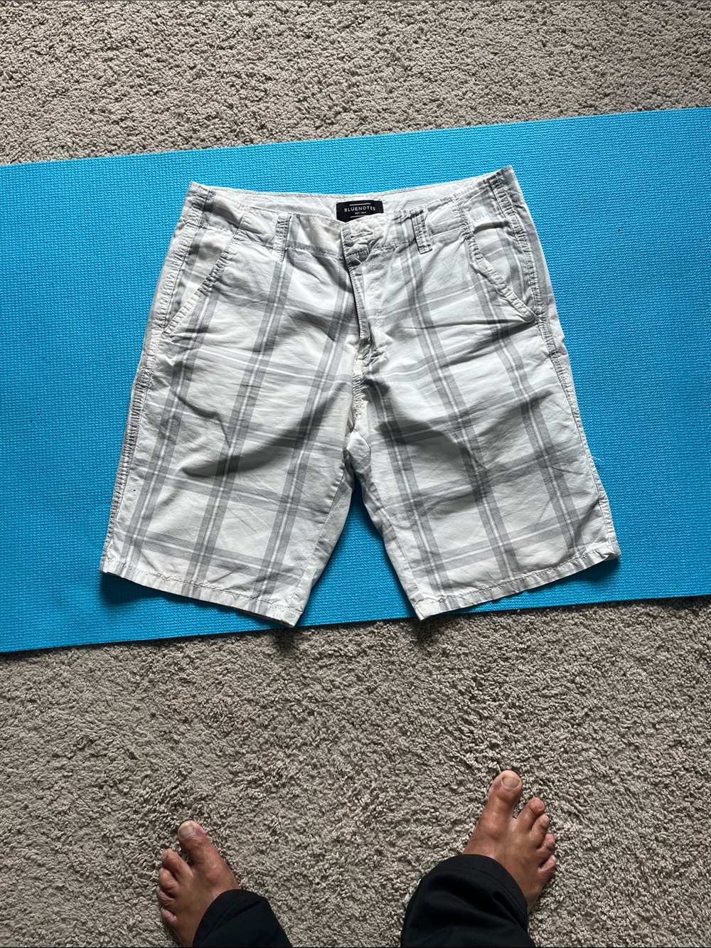 Bluenotes Light Gray Plaid Flat-Front Men’s Shorts, size U.S. 32, pre owned
